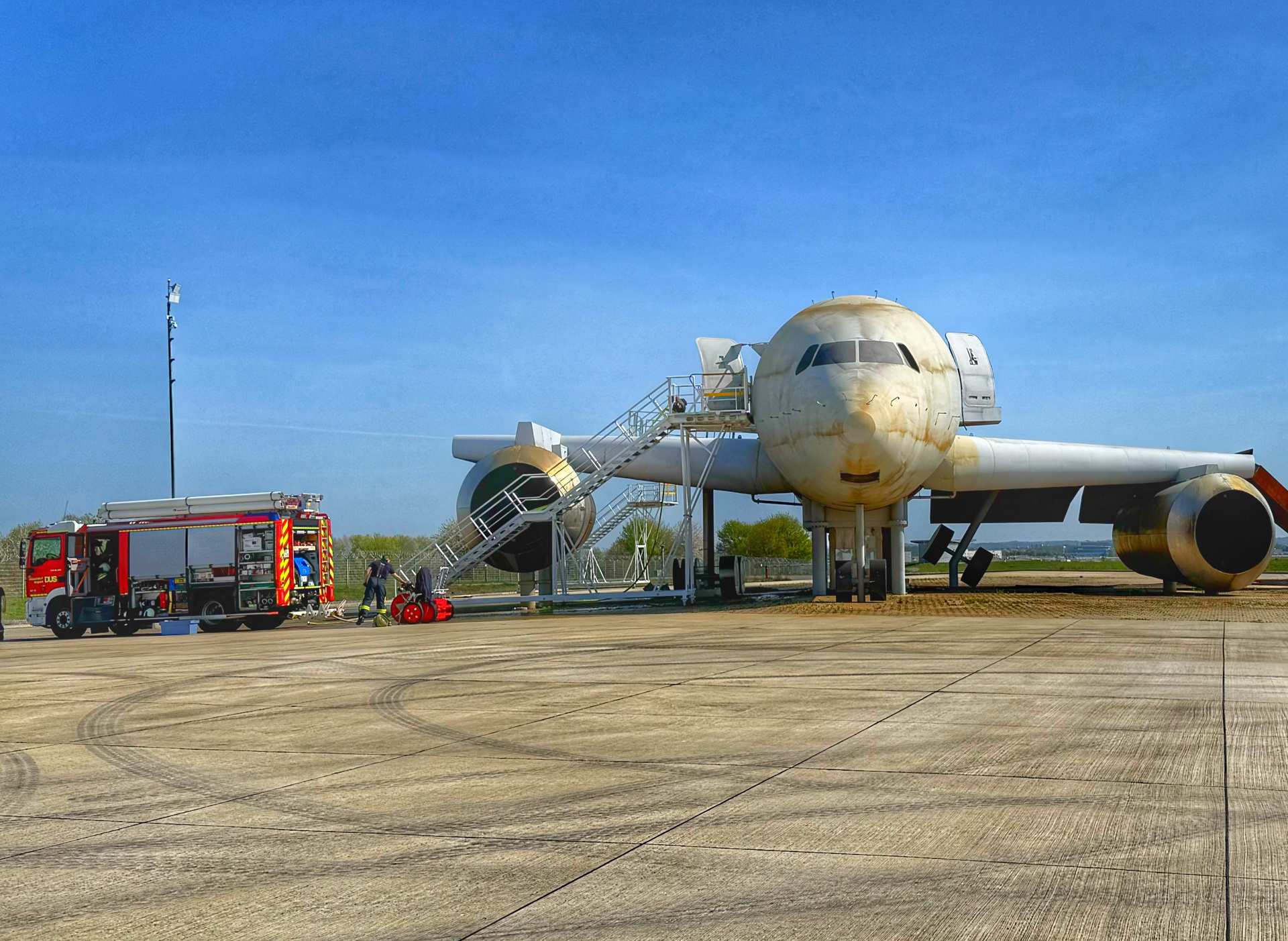SATIS Aero – Live-Fire-Training am Flugzeug-Mock-Up Flugzeug-Mock-Up und Flughafenfeuerwehr beim Live-Fire-Training