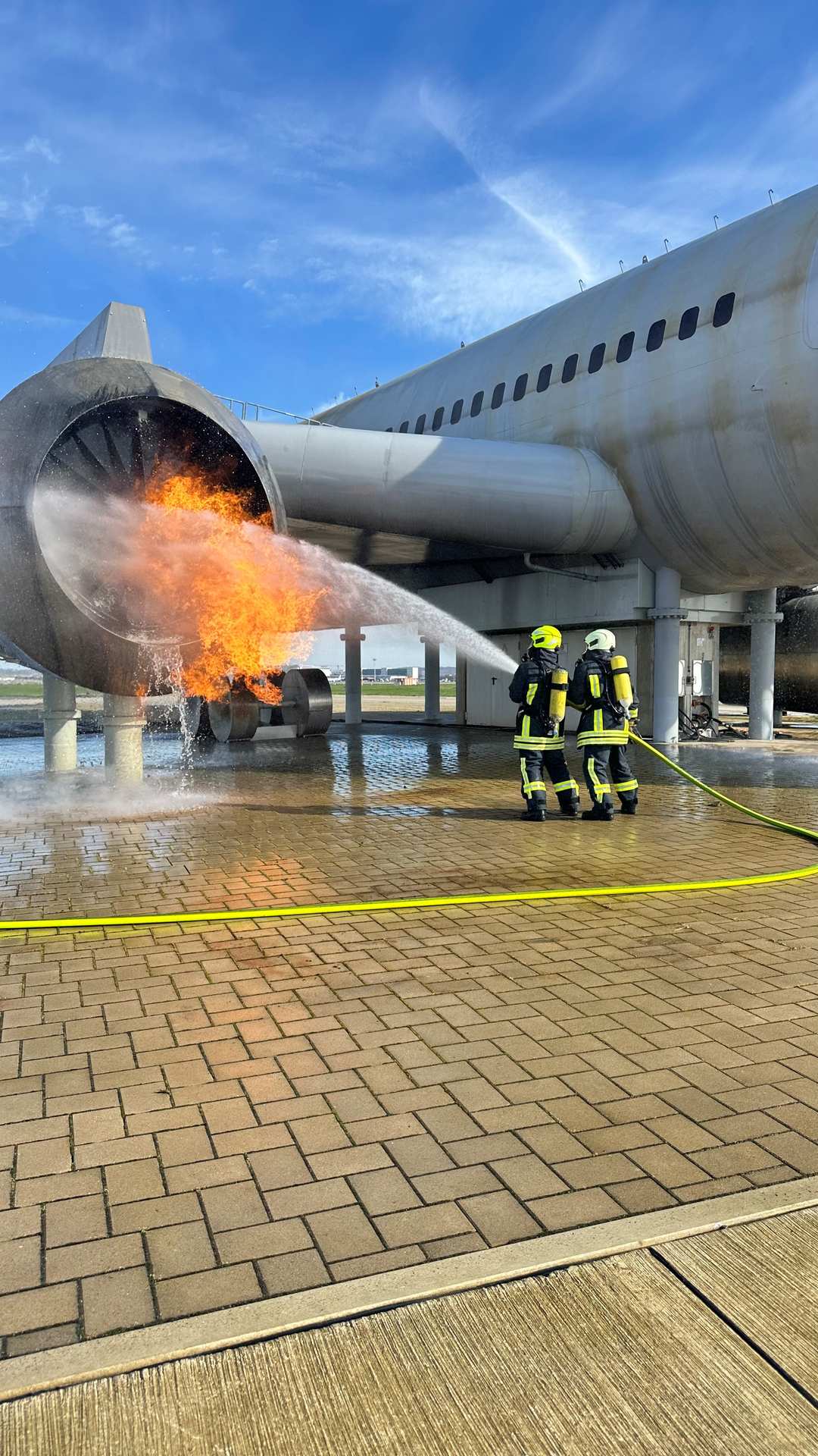 EASA Compliance Training für Flughafenfeuerwehren Flughafenfeuerwehrleute löschen ein brennendes Triebwerk am Übungsflugzeug