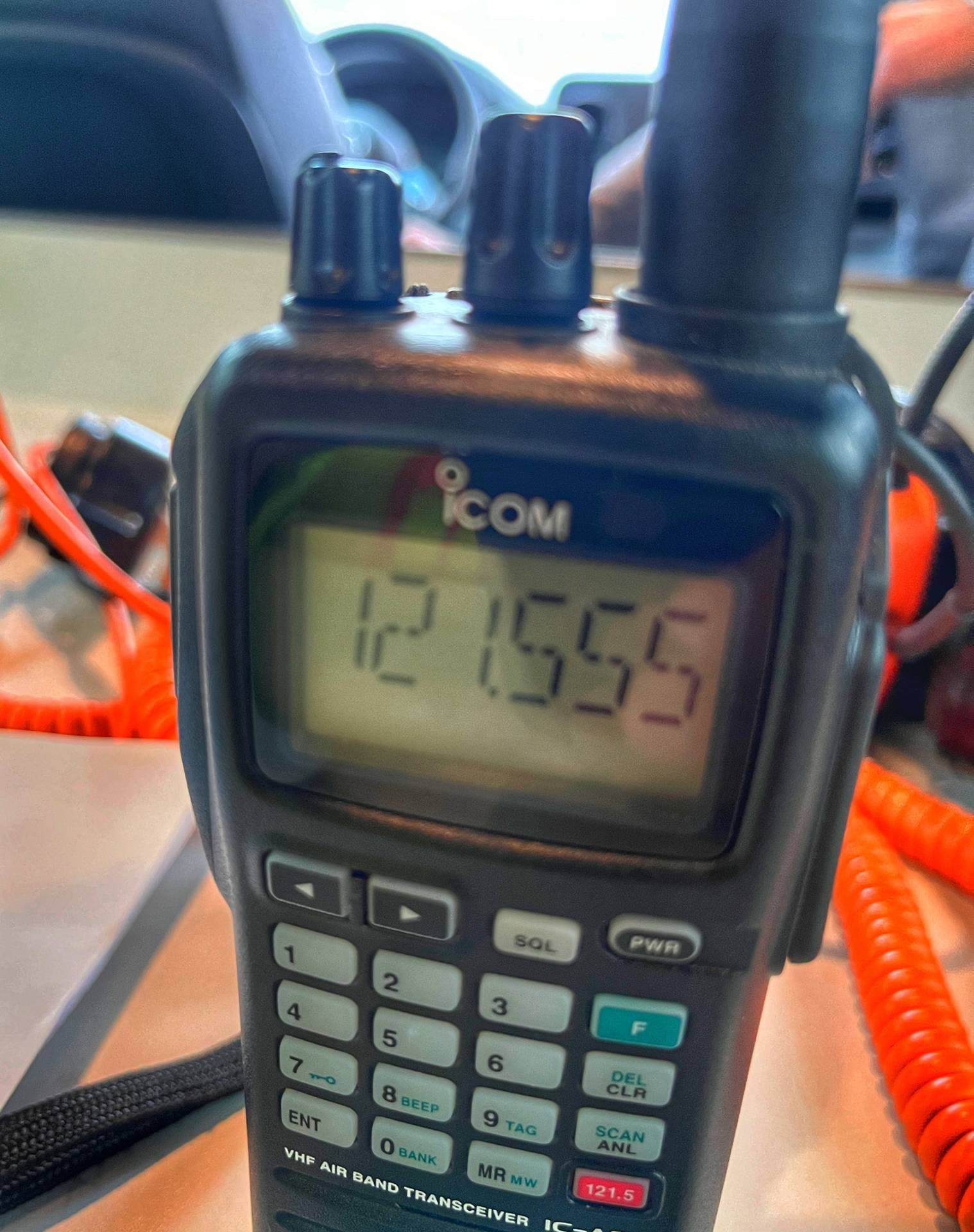 Englisch für Einsatzleiter von Flughafenfeuerwehren (BMV-Erlass) Handfunkgerät, eingestellt auf die Notfrequenz 121.555 MHz