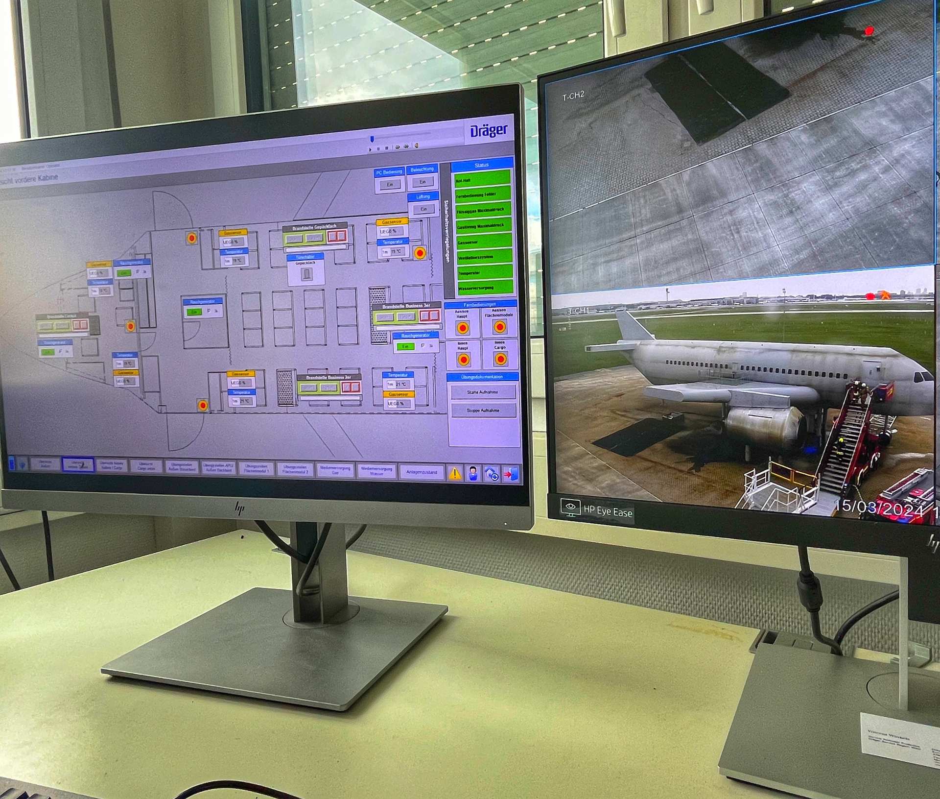 Training Management System Leitstand mit Monitoren zur Steuerung und Dokumentation der Brandübungsanlage